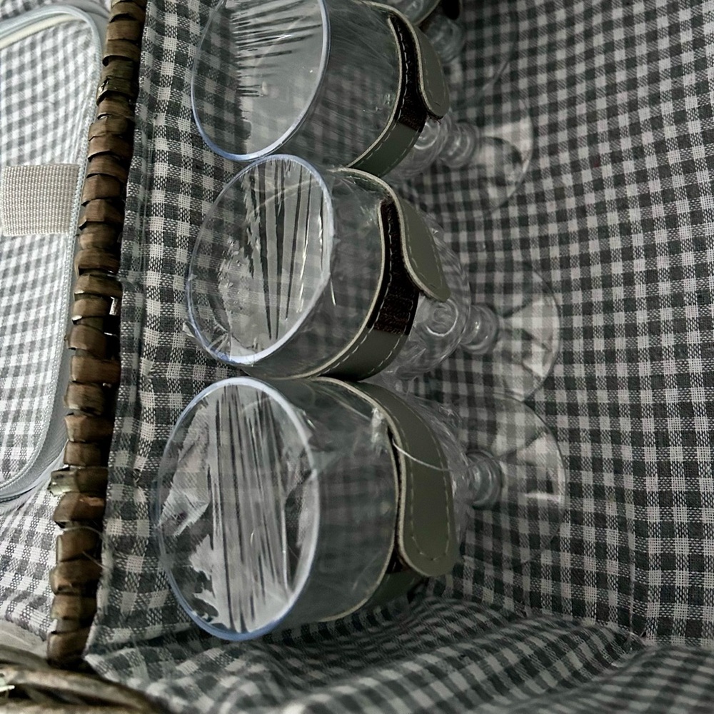 Picnic Basket for 4 People. Complete with Built-in Insulated Compartment - Picture 3 of 13